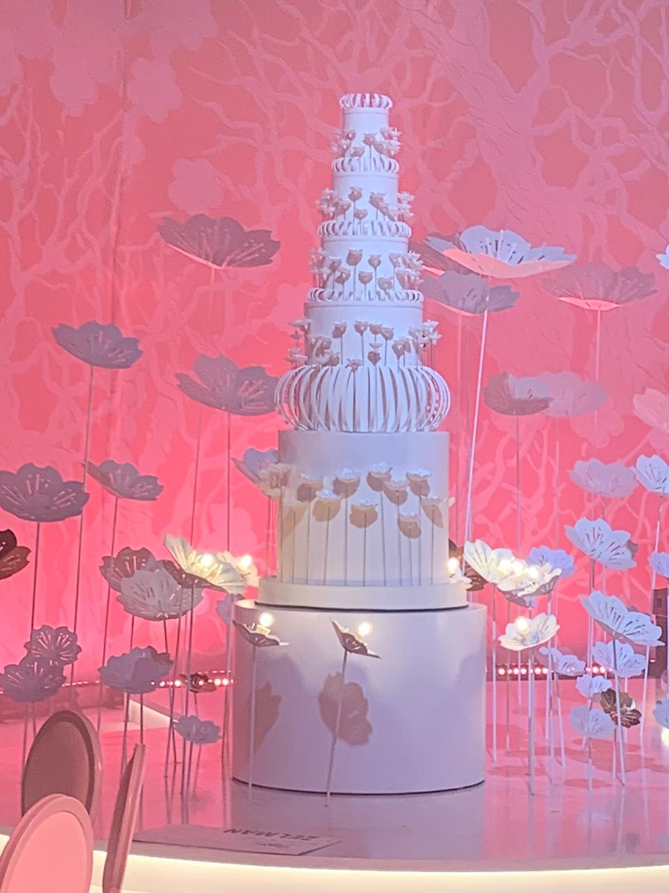 Wite queen wedding cake
