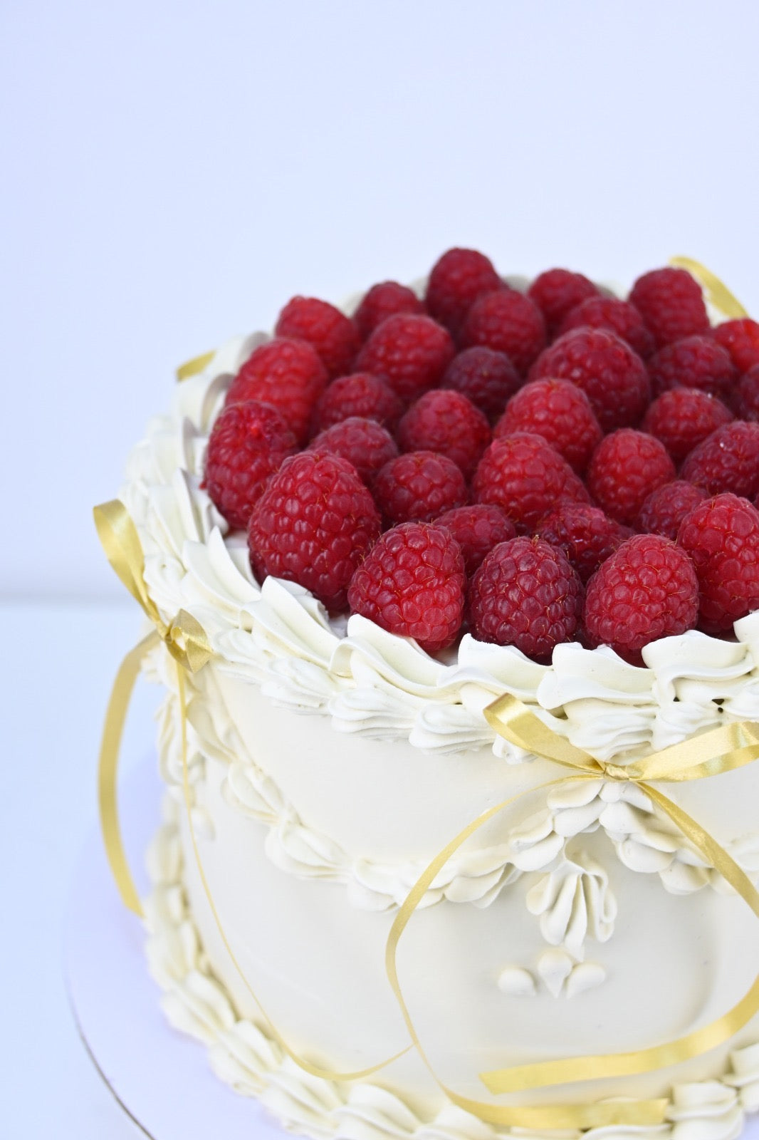 Golden ribbon vintage cake