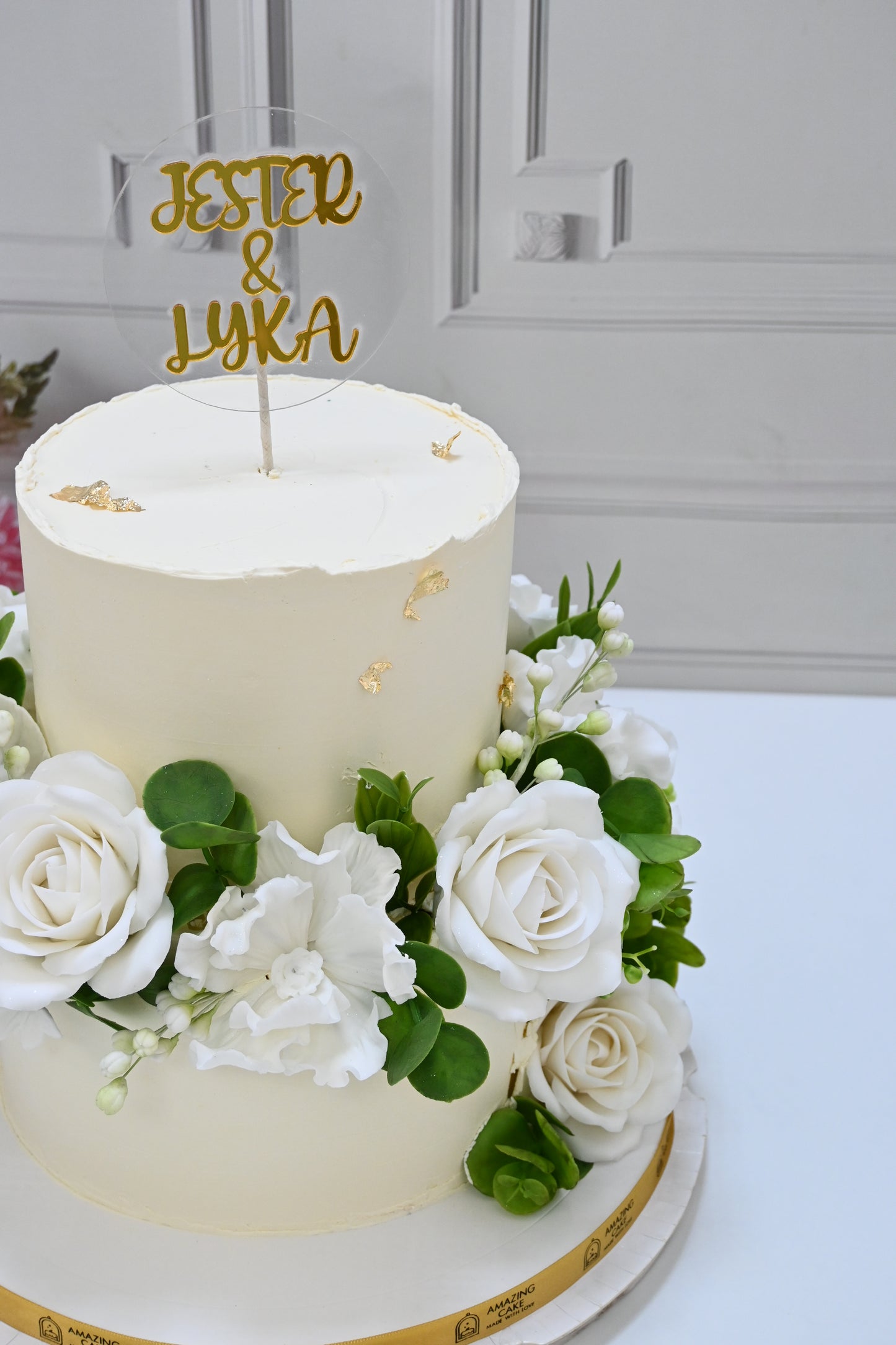 Whiter flower wedding cake