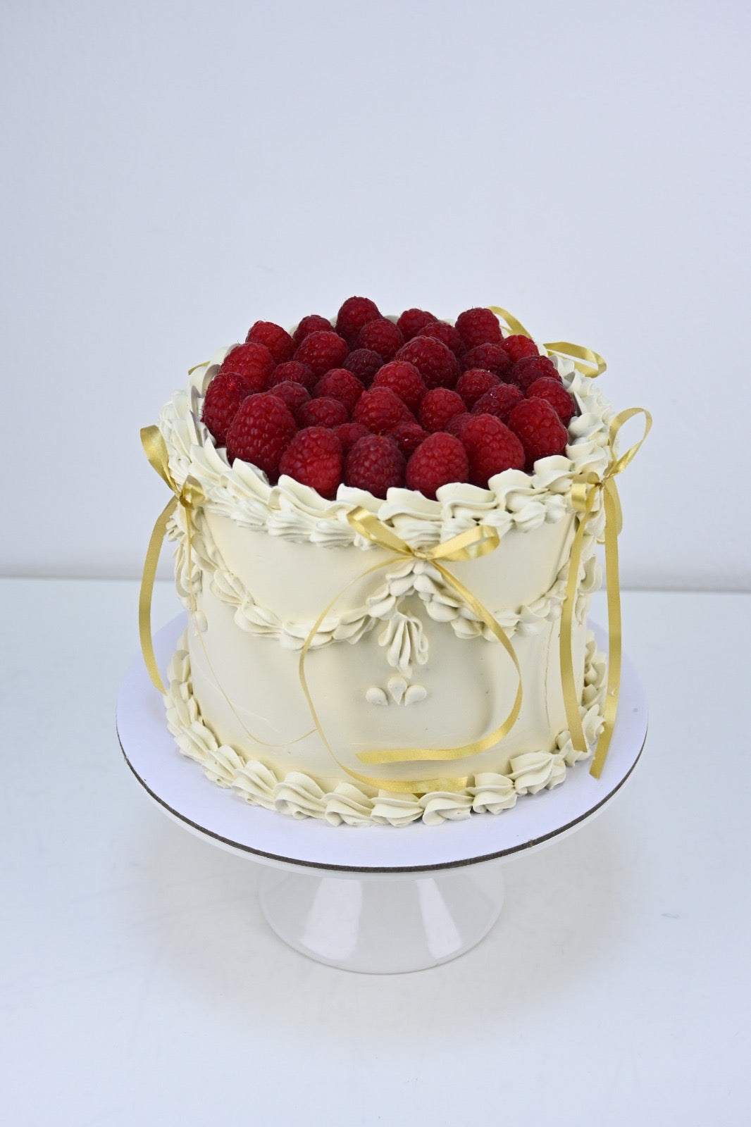 Golden ribbon vintage cake