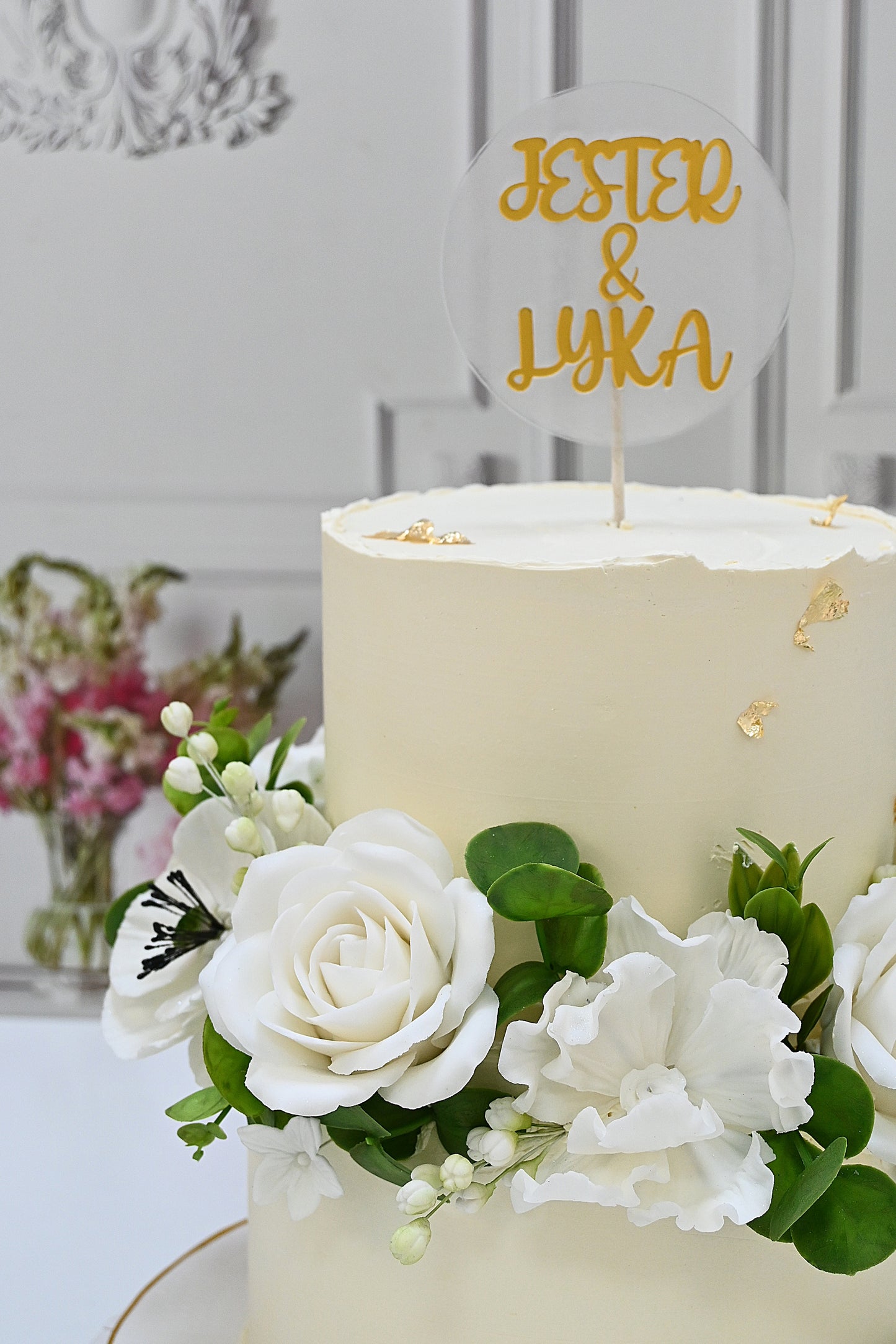 Whiter flower wedding cake